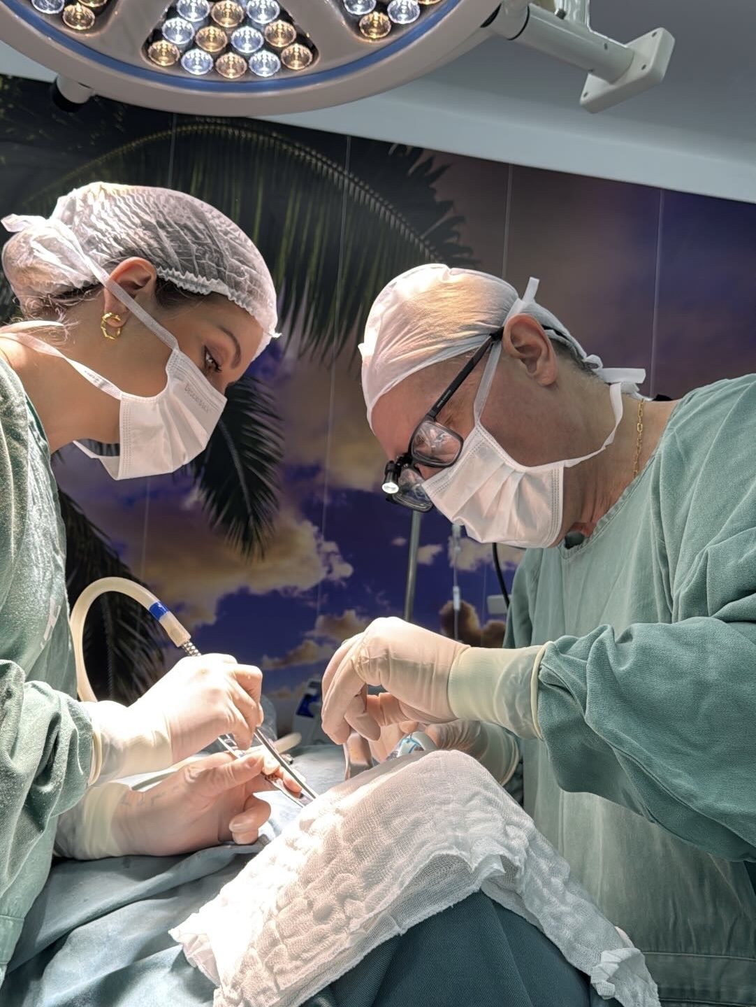 Dr. Leo durante procedimento cirúrgico com equipe